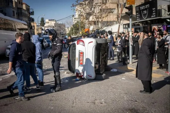 مواجهات في القدس بين الشرطة والمستوطنين الحريديم تُسفر عن إصابات واعتقالات وسط توترات حول التجنيد